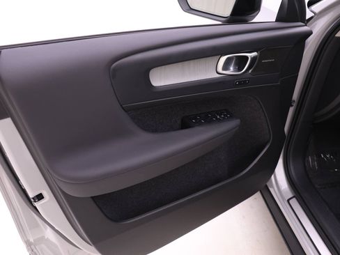 Certified 2025 Volvo XC40 B5 Plus w/ Protection Package Premier image 12