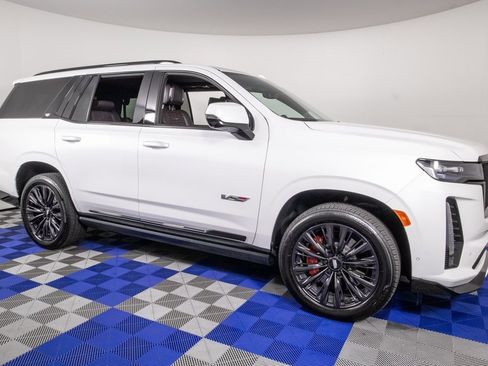 Used 2023 Cadillac Escalade V w/ LPO, ONYX Package image 3