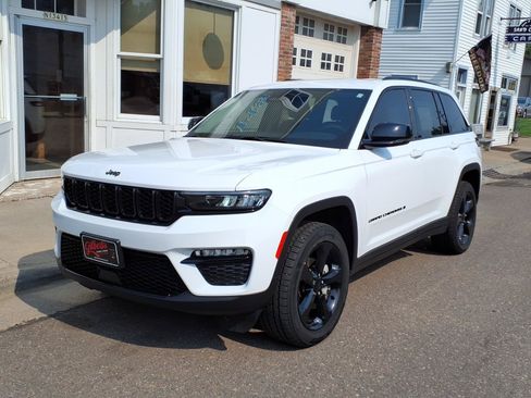 Used 2023 Jeep Grand Cherokee Limited w/ Black Appearance Package AWD/4WD image 2