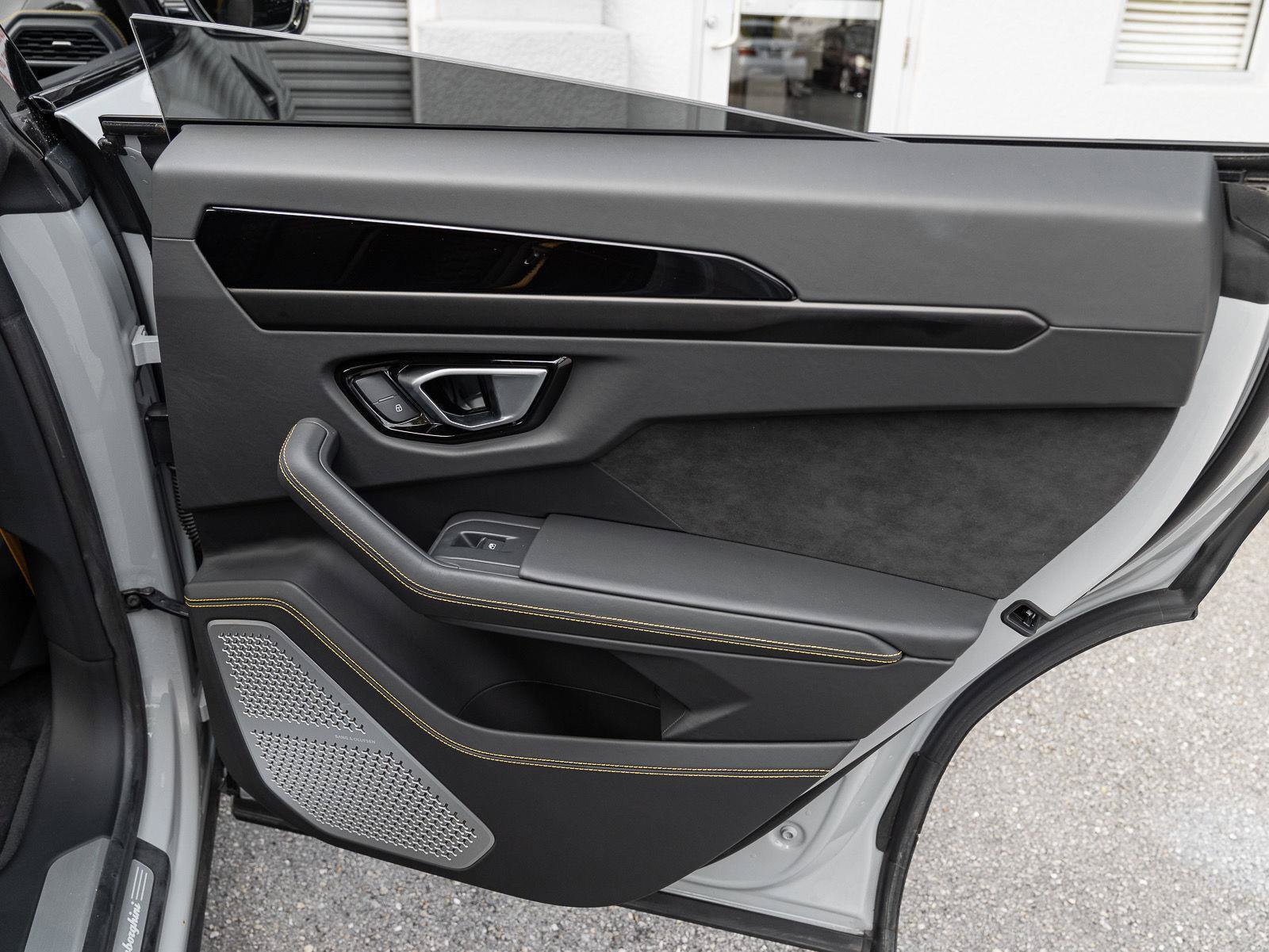 Used 2022 Lamborghini Urus AWD/4WD image 38
