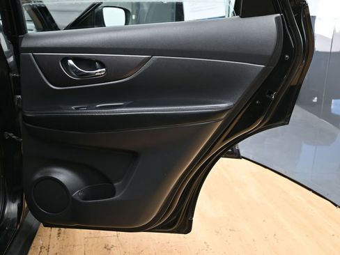 Used 2015 Nissan Rogue S image 31