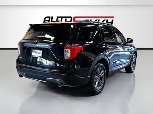 Used 2023 Ford Explorer XLT w/ Equipment Group 202A AWD/4WD image 7