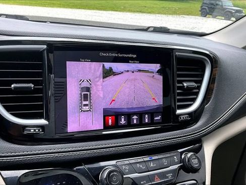 Used 2022 Chrysler Pacifica Limited w/ Uconnect Theater Family Group FWD image 21
