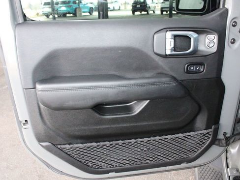 Used 2022 Jeep Wrangler Unlimited Sahara AWD/4WD image 19