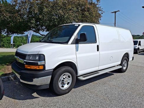 Used 2025 Chevrolet Express 2500 w/ Driver Convenience Package RWD image 28