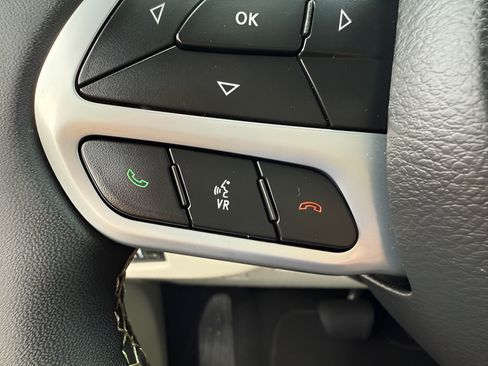Used 2024 Chrysler Pacifica Touring-L FWD image 18