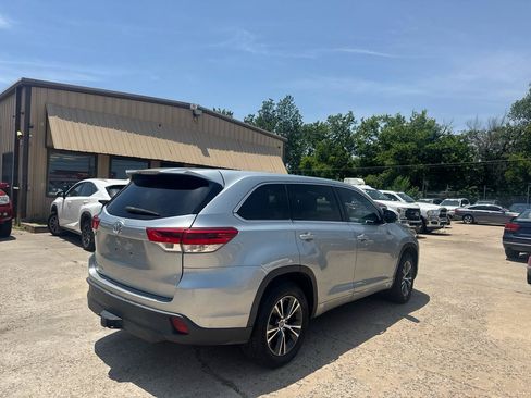 Used 2017 Toyota Highlander LE FWD image 5