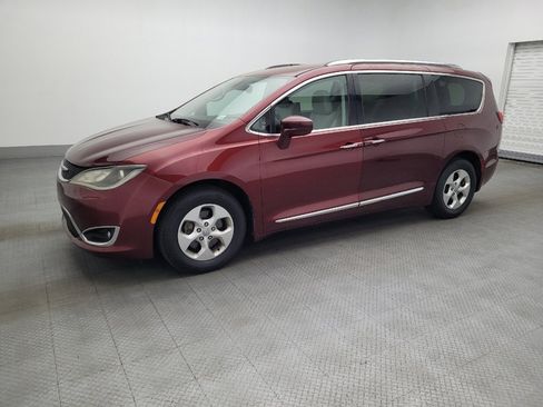 Used 2017 Chrysler Pacifica Touring-L Plus image 2
