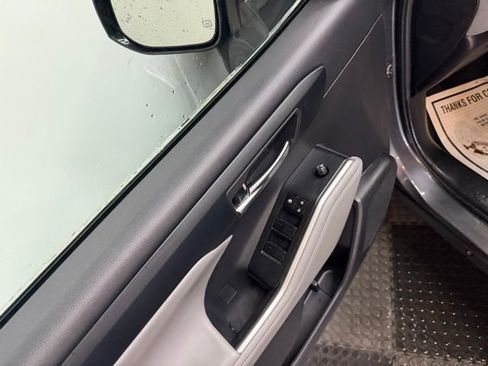 Used 2023 Toyota Highlander XLE FWD image 14