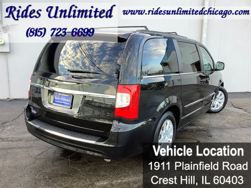 Used 2014 Chrysler Town & Country Touring FWD image 7