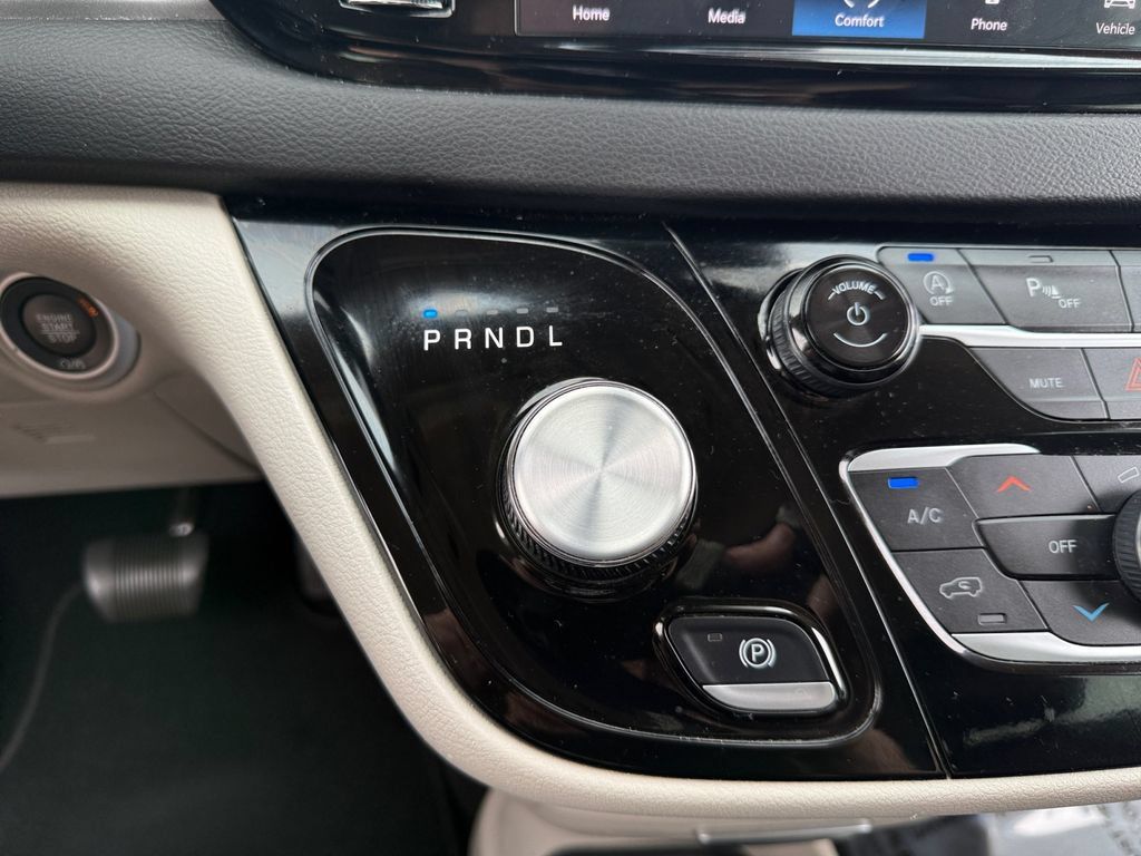 Used 2024 Chrysler Pacifica Touring-L FWD image 28