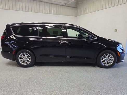 Used 2025 Chrysler Pacifica Select FWD image 8