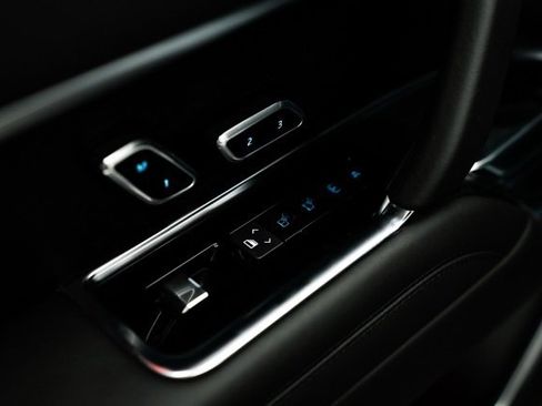 Used 2023 Land Rover Range Rover Autobiography image 23