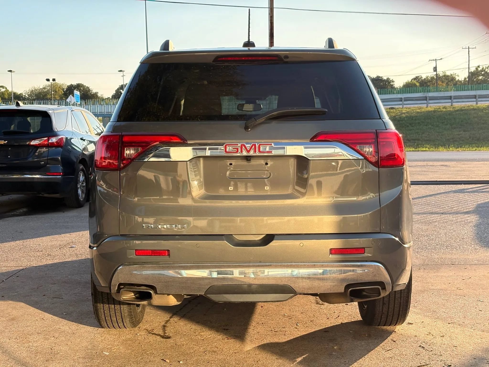 Used 2018 GMC Acadia Denali w/ Technology Package FWD image 4