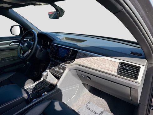 Used 2022 Volkswagen Atlas Cross Sport SE image 33