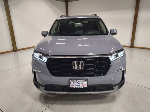 New 2025 Honda Pilot Touring image 3