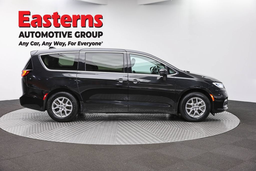 Used 2023 Chrysler Pacifica Touring-L FWD image 6