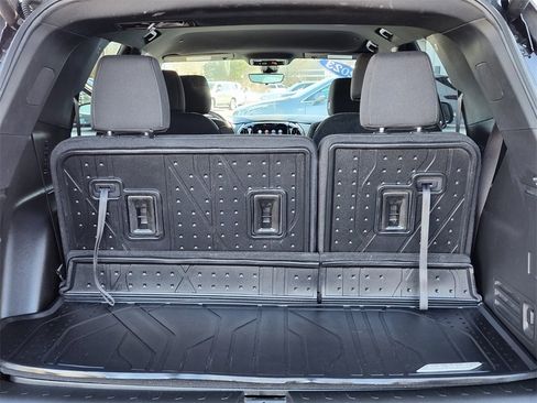 Used 2023 Chevrolet Traverse LT image 32