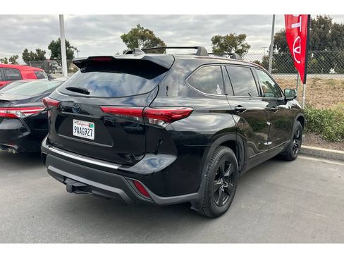 Used 2022 Toyota Highlander LE FWD image 5