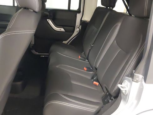 Used 2018 Jeep Wrangler Unlimited Sahara image 36