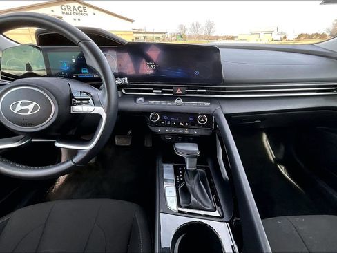 Used 2025 Hyundai Elantra SEL image 13