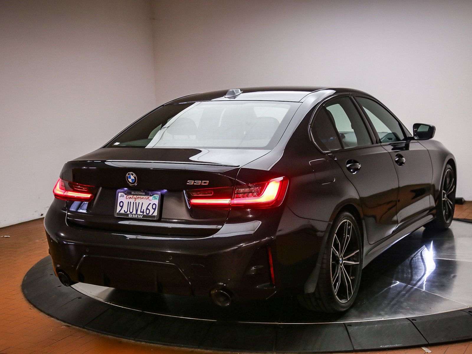 Certified 2023 BMW 330i Sedan w/ M Sport Package RWD image 7