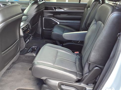 Used 2022 Jeep Wagoneer Series III w/ Flexible Seating Group AWD/4WD image 18