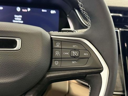 Used 2025 Jeep Grand Cherokee Limited AWD/4WD image 30