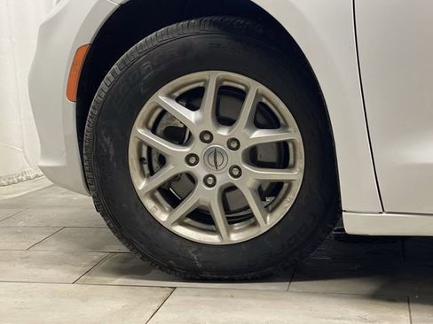 Used 2022 Chrysler Pacifica Touring-L image 33