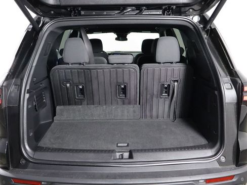 Used 2025 Chevrolet Traverse LT w/ Midnight/Sport Edition image 18