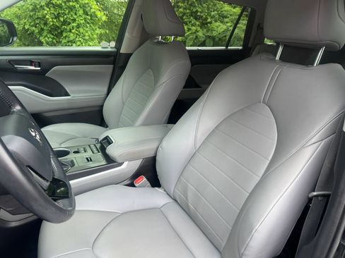 Used 2020 Toyota Highlander XLE FWD image 18