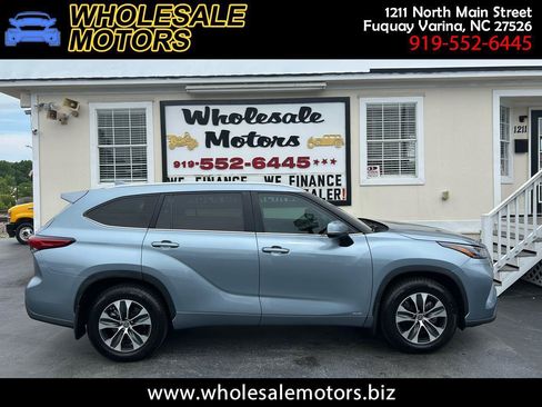 Used 2023 Toyota Highlander XLE AWD/4WD image 1