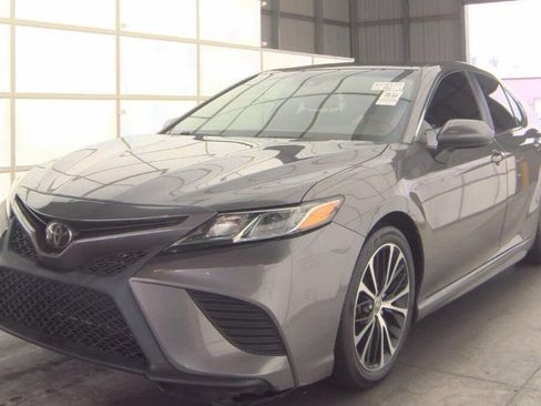 Used 2020 Toyota Camry SE w/ Blackout Package FWD image 2