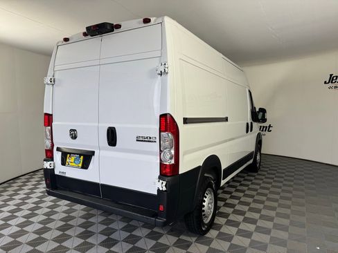 Used 2024 RAM ProMaster 2500 w/ Convenience Group FWD image 6