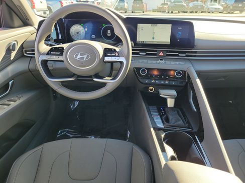 Used 2025 Hyundai Elantra SEL image 10