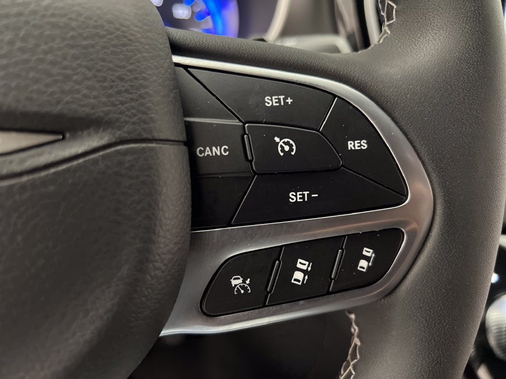 Used 2027 Chrysler Pacifica Select FWD image 60