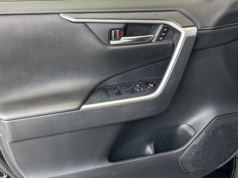 Used 2020 Toyota RAV4 Limited FWD image 24