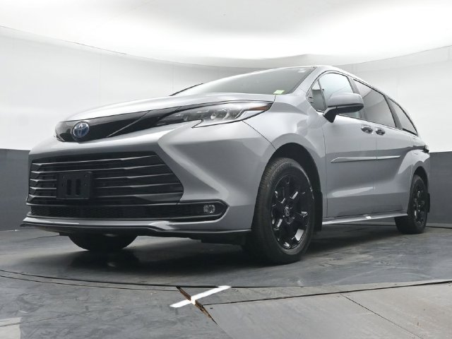 Used 2025 Toyota Sienna XLE Woodland Edition AWD/4WD image 37