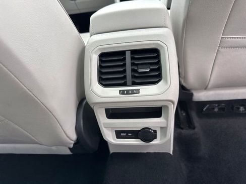 Used 2024 Volkswagen Tiguan SE FWD image 32