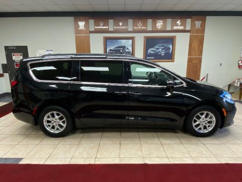 Used 2022 Chrysler Pacifica Touring-L FWD image 4