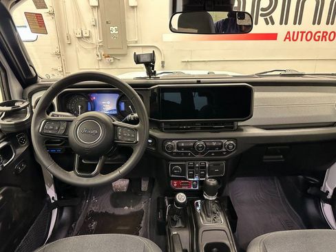 Used 2024 Jeep Wrangler Unlimited image 23