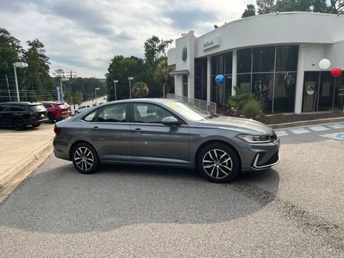 Used 2025 Volkswagen Jetta SE FWD image 2