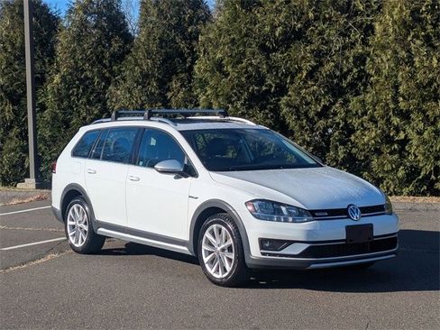 Used 2019 Volkswagen Golf Alltrack SE image 1