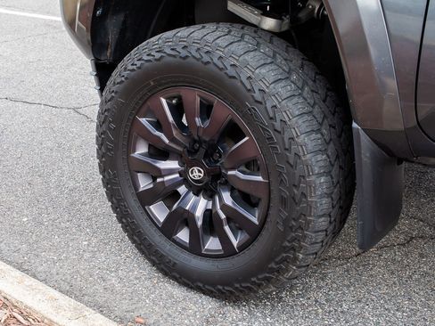 Used 2022 Toyota Tacoma Limited image 5