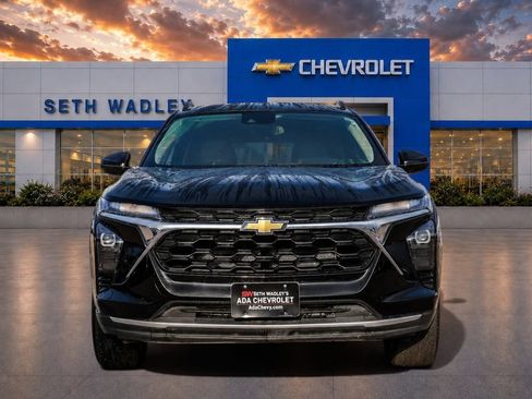 Used 2025 Chevrolet Trax LT FWD image 2