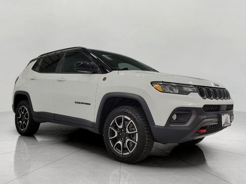 Used 2025 Jeep Compass Trailhawk AWD/4WD image 1