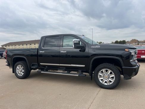 Used 2025 Chevrolet Silverado 2500 High Country w/ Technology Package image 2