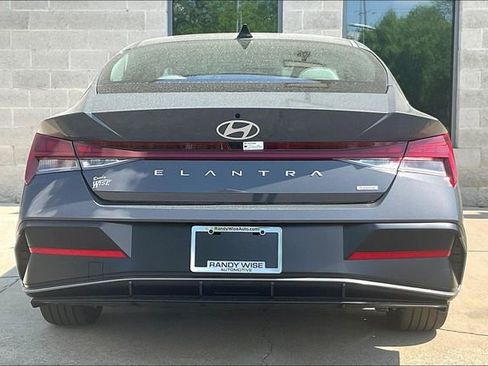 New 2025 Hyundai Elantra Limited image 4