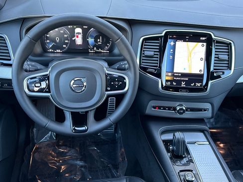 Used 2022 Volvo XC90 T8 R-Design image 16