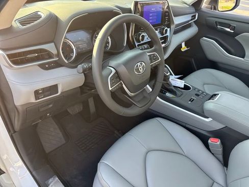 New 2026 Toyota Highlander XLE image 15